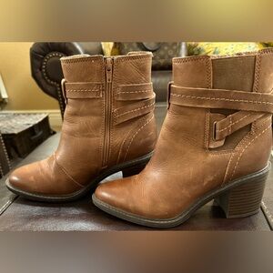 Clarks women’s brown leather booties size 7